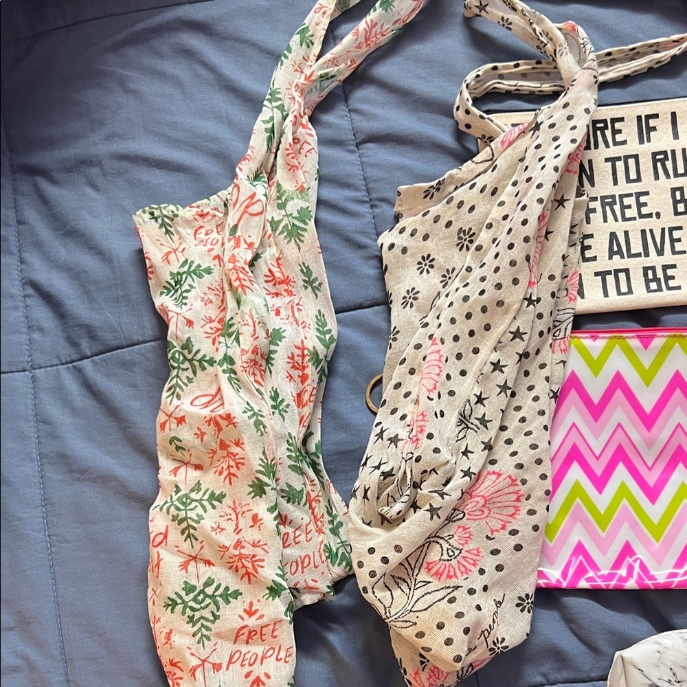 An Assortment of tote and small bags - Picture 7 of 8